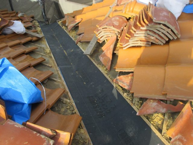 明石市の谷板金交換にともなう新しいルーフィングの敷設